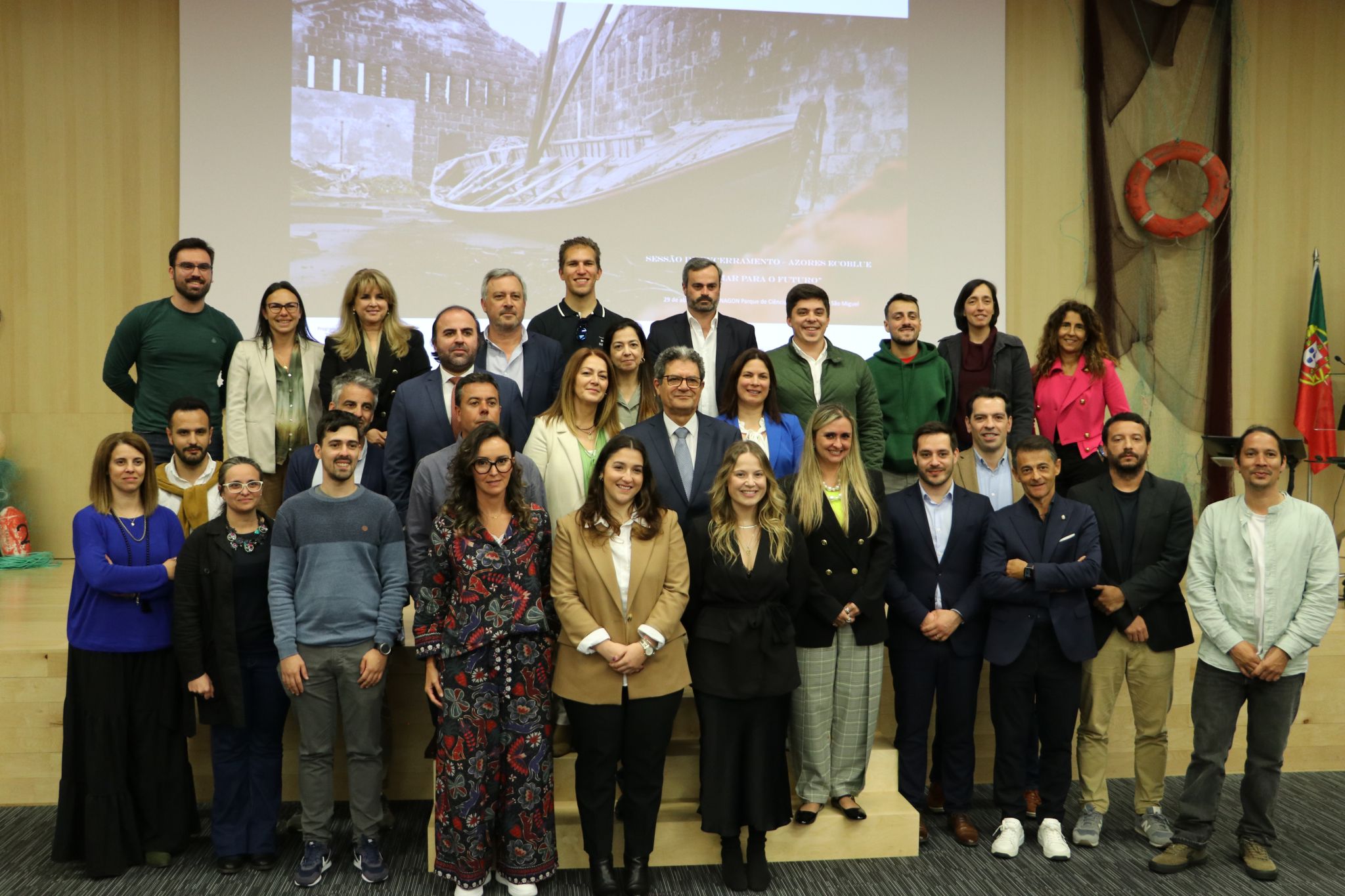 Development of new by-products and raw materials from marine litter and algae